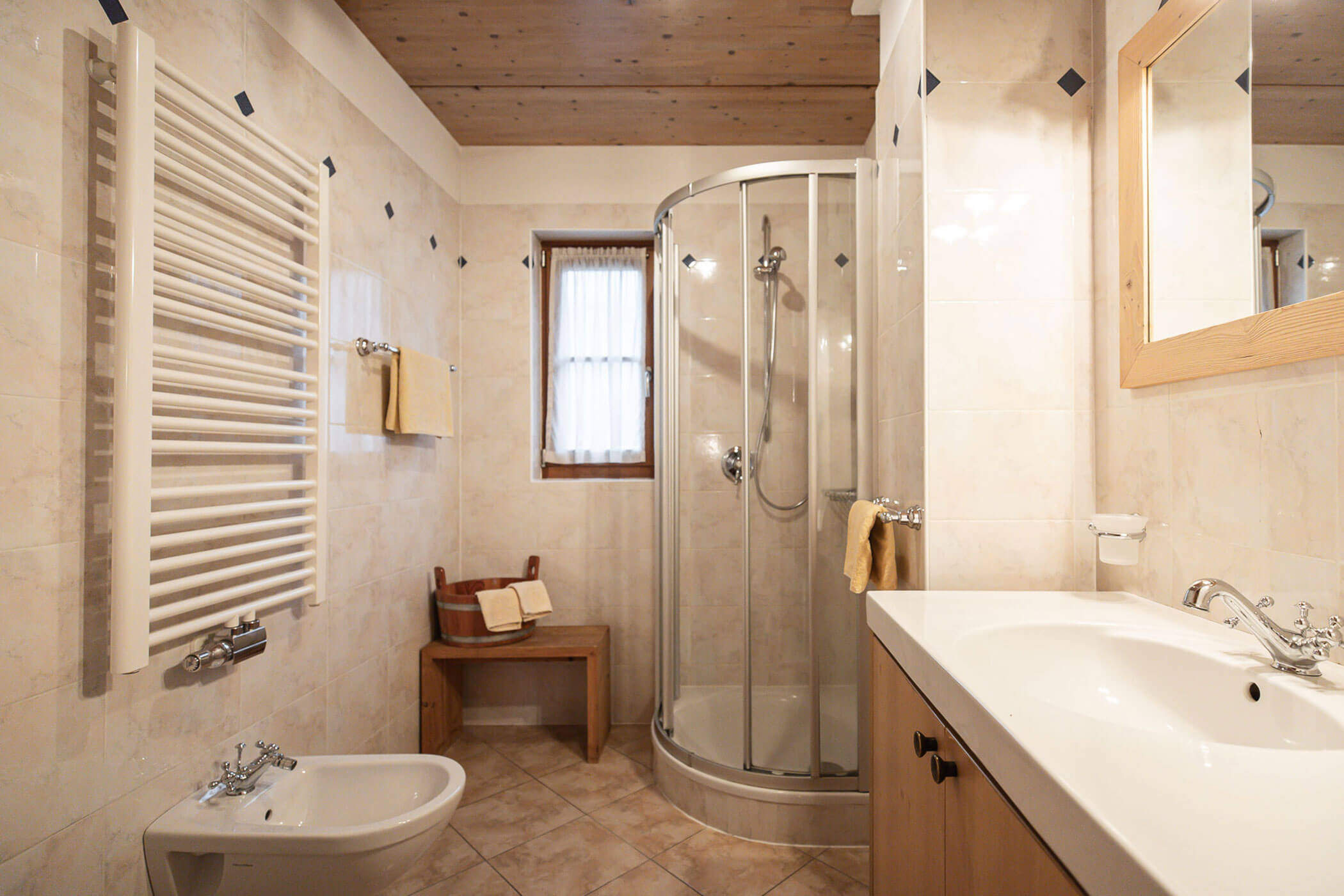Badezimmer mit Dusche, Bidet und Waschbecken in der Ferienwohnung Apfelblüte - Ortnerhof