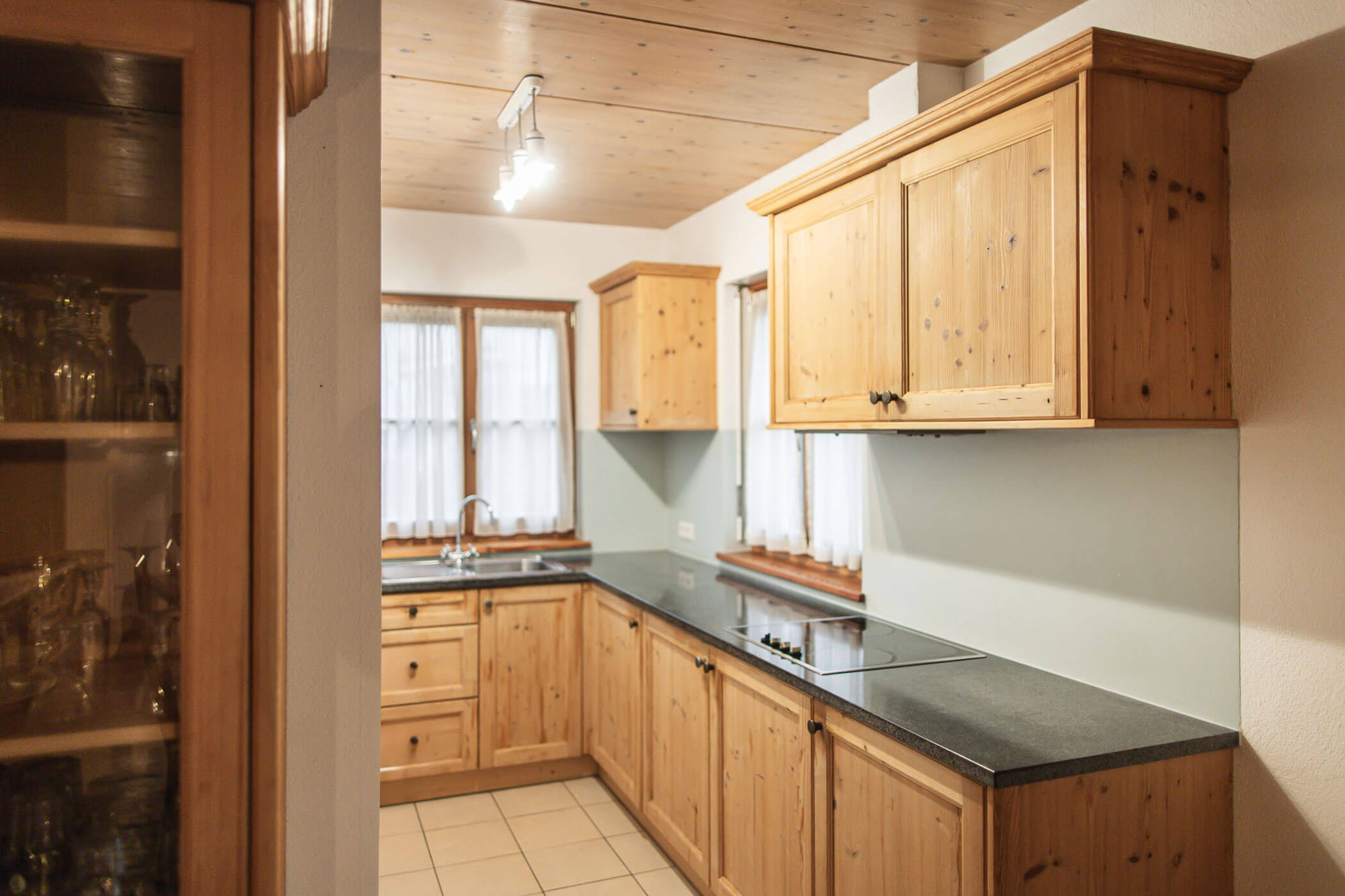 Küche mit Kochnische und Holzschränken in der Ferienwohnung Apfelblüte - Ortnerhof