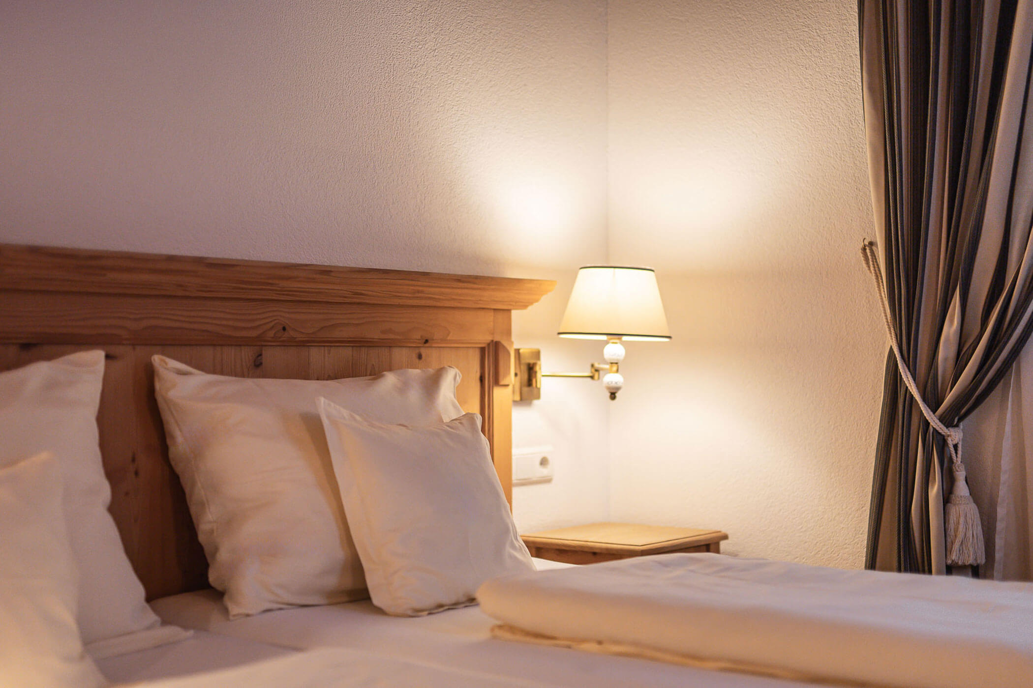 Schlafzimmer mit Doppelbett in der Ferienwohnung Apfelblüte - Ortnerhof