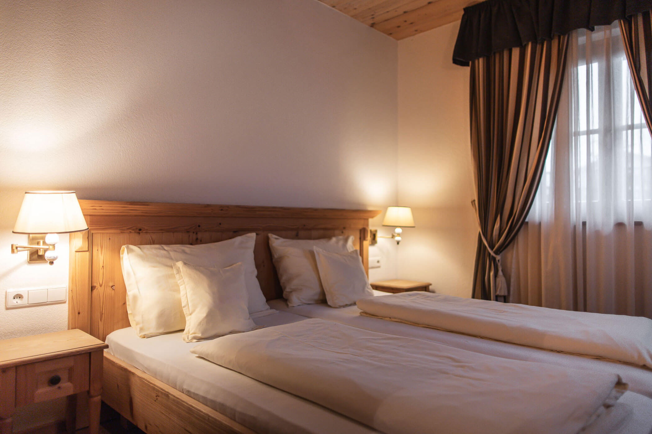 Schlafzimmer mit Doppelbett in der Ferienwohnung Apfelblüte - Ortnerhof