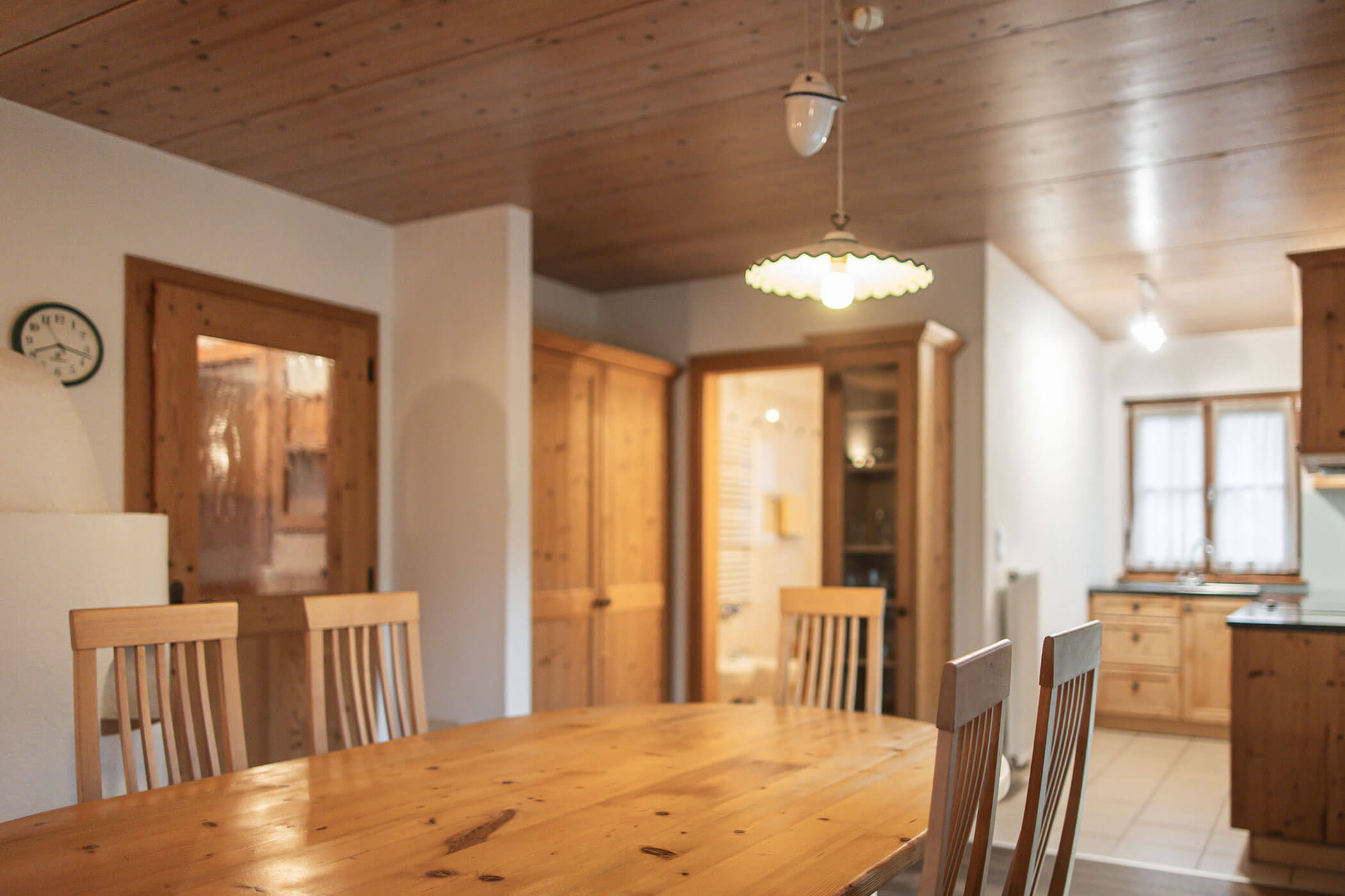 Esstisch mit Küche im Hintergrund in der Ferienwohnung Apfelblüte - Ortnerhof