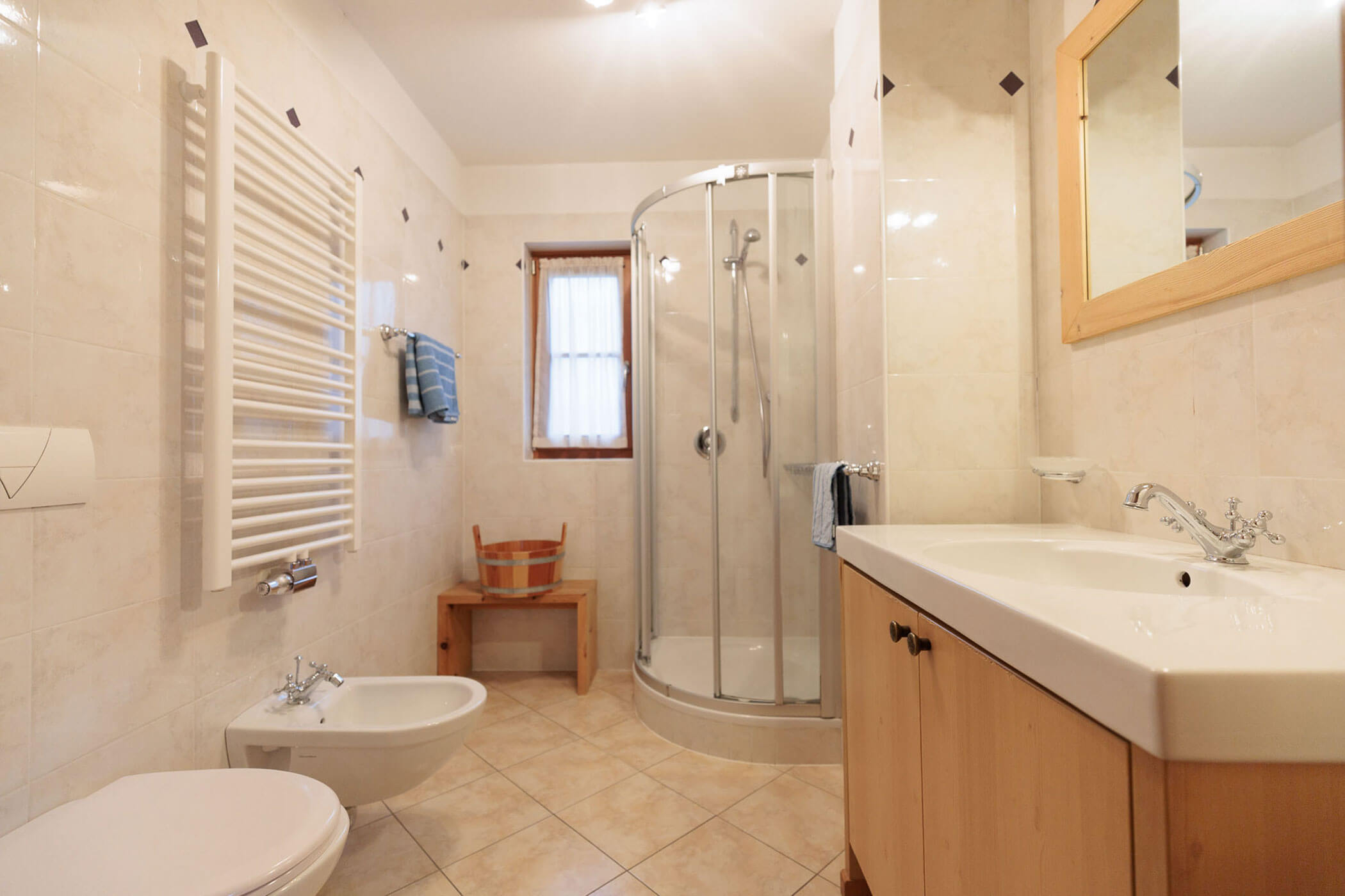 Badezimmer mit WC, Dusche, Bidet und Waschbecken in der Ferienwohnung Kirschblüte - Ortnerhof