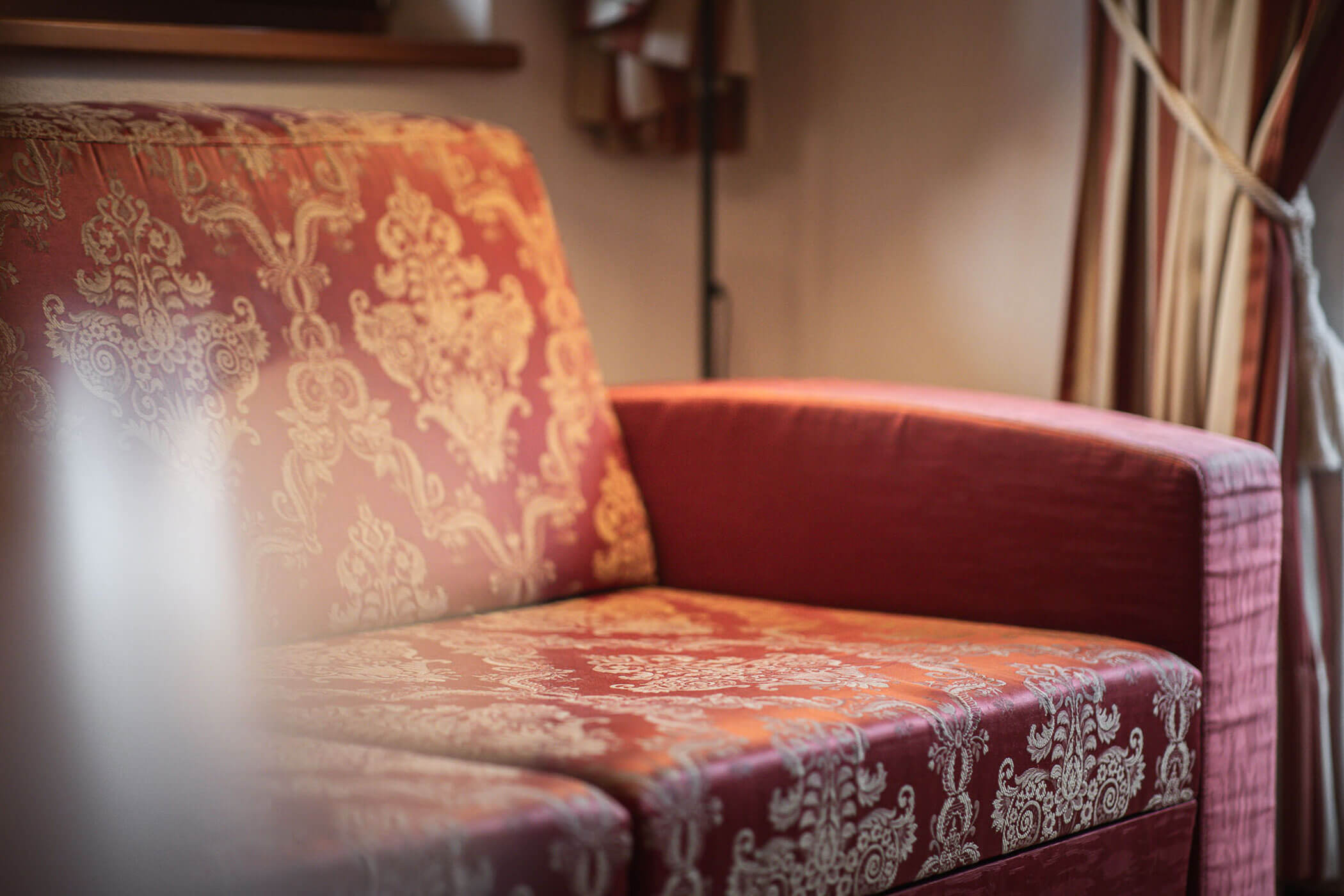 Rotes Sofa mit Goldmuster - Ortnerhof