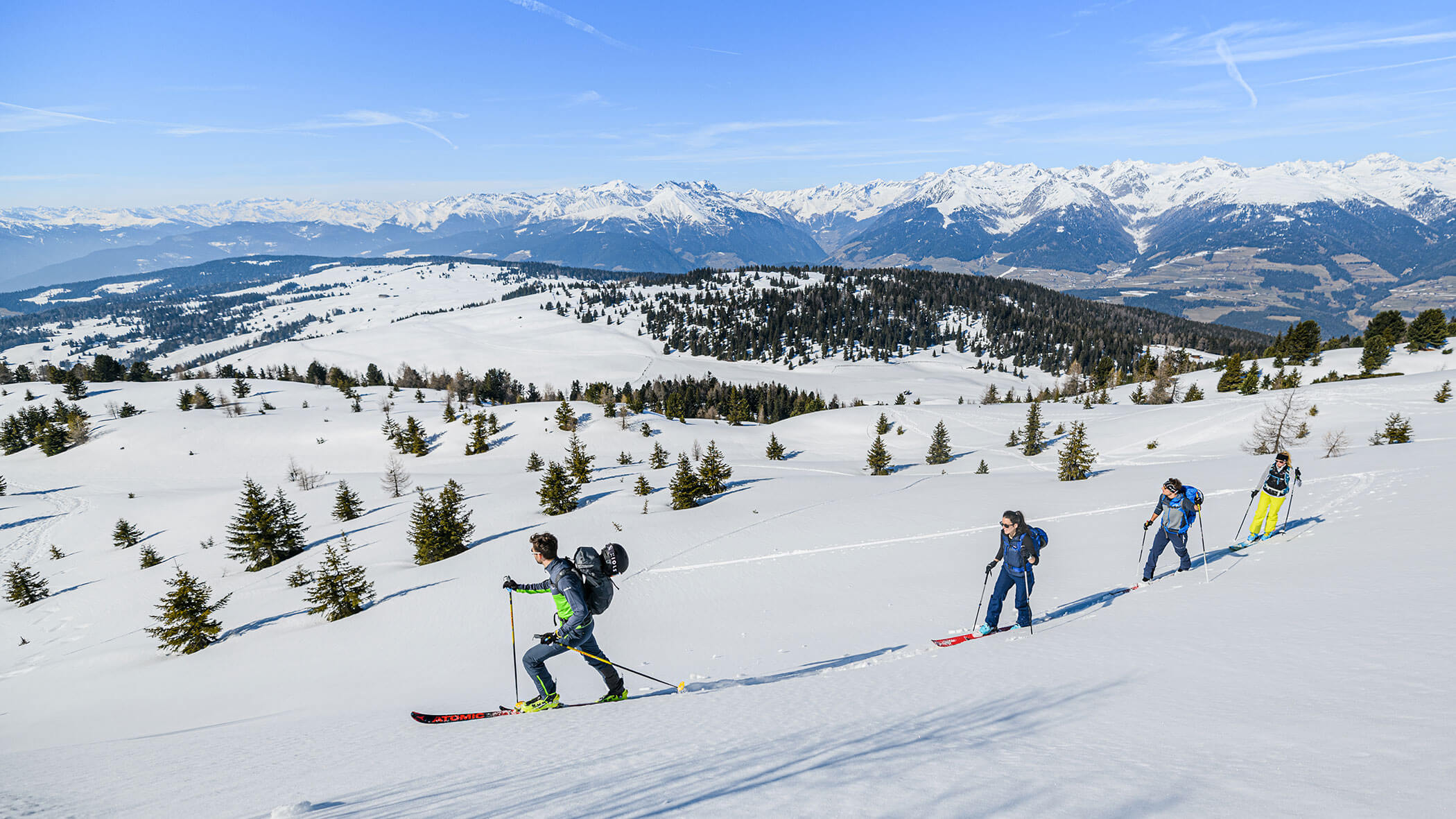 Vier Skitourengeher in verschneiter Landschaft - Ortnerhof