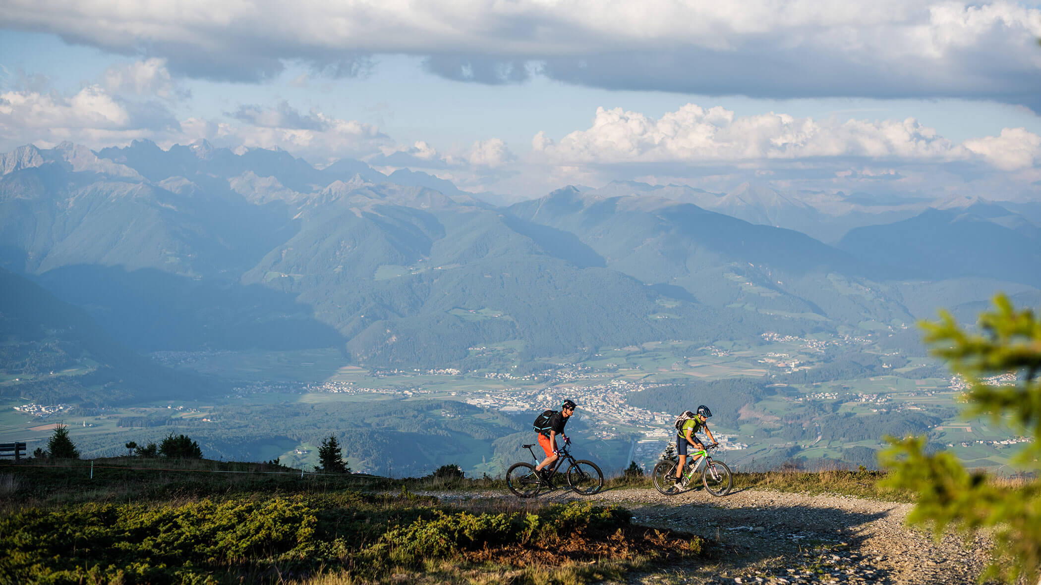Zwei Radfahrer auf dem Bergweg oberhalb der Südtiroler Dörfer - Ortnerhof