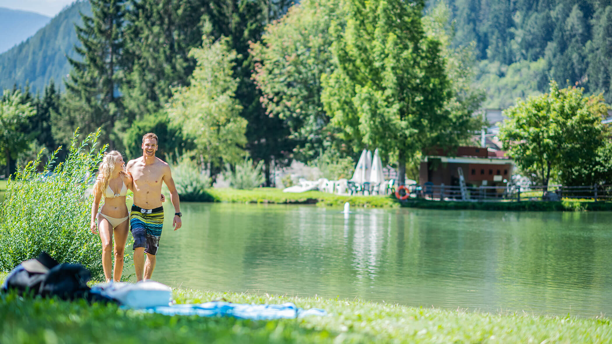 Ein Paar genießt die Sommertage beim Schwimmen an der 